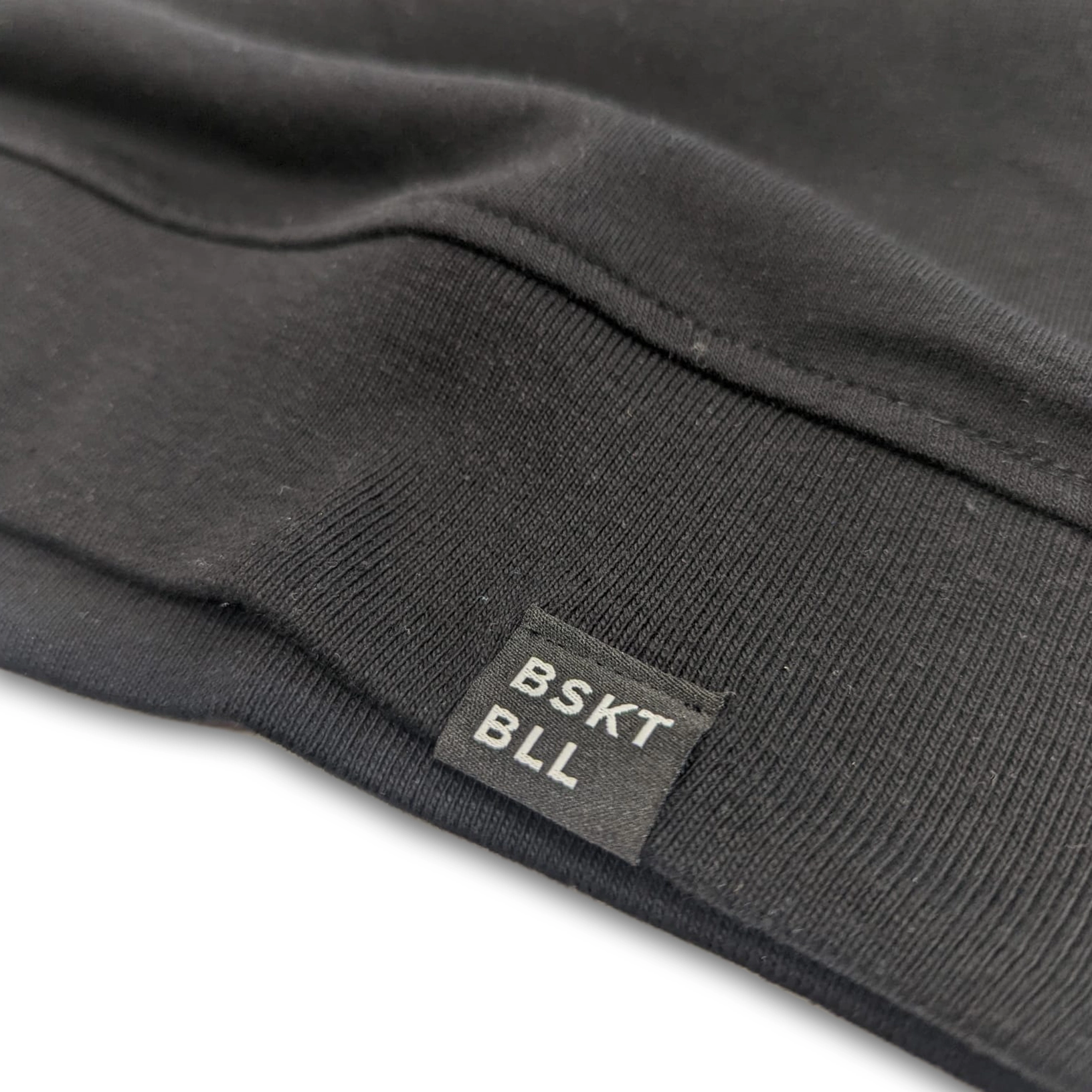 tag_blk_sweater.webp